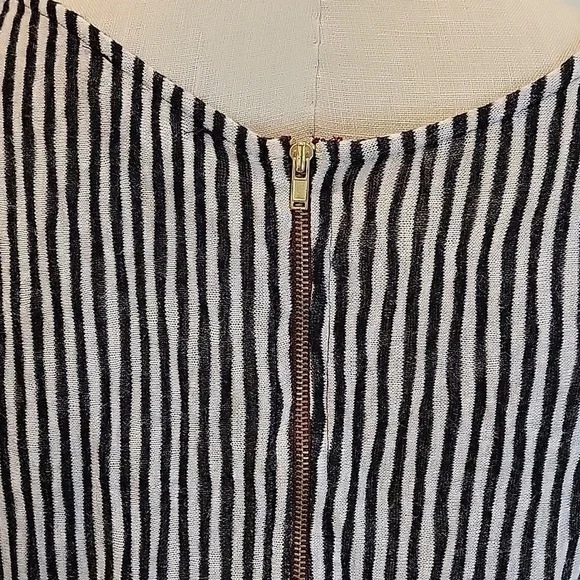 W5 black and white zipper back top - Picture 3 of 5